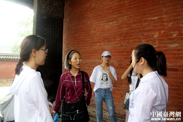两岸青年学生山西运城雨中拜关公 两岸青年学生山西运城雨中拜关公