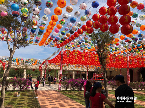 两岸民众在张灯结彩的台湾佛光山游览 两岸民众在张灯结彩的台湾佛光山游览