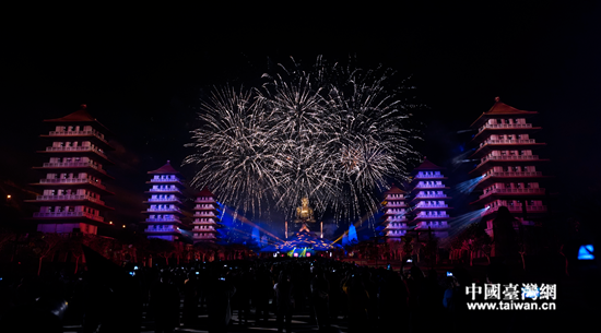 台湾佛光山举行烟火表演庆贺新春佳节。 台湾佛光山举行烟火表演庆贺新春佳节。