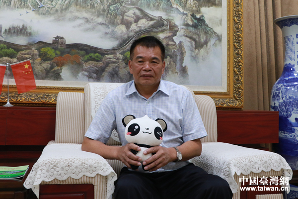 福建省泉州市新辉大投资发展有限公司董事长、海峡两岸中小企业联合促进会会长吕双辉。 福建省泉州市新辉大投资发展有限公司董事长、海峡两岸中小企业联合促进会会长吕双辉。