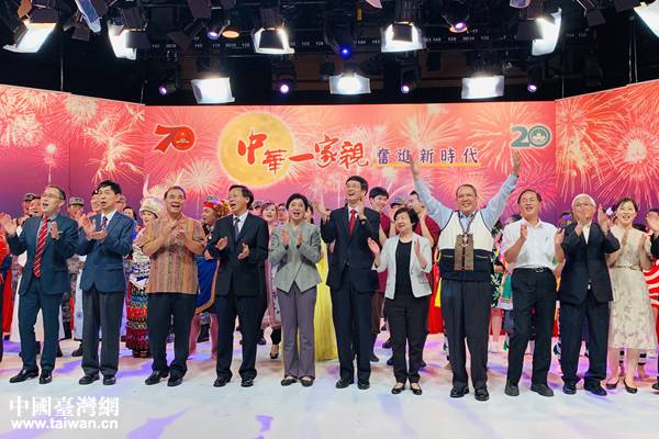 “中华一家亲—海峡两岸暨港澳地区各民族同庆中秋交流晚会”现场。 “中华一家亲—海峡两岸暨港澳地区各民族同庆中秋交流晚会”现场。