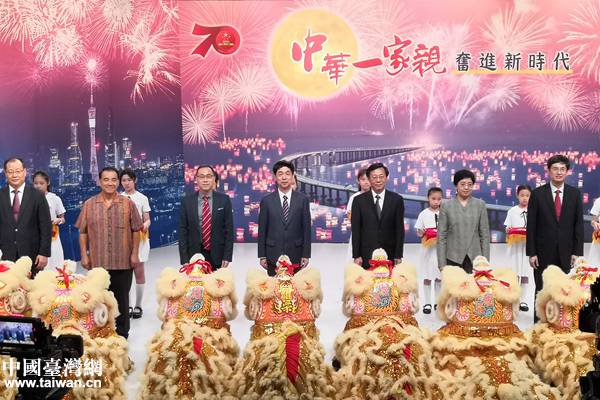 “中华一家亲—海峡两岸暨港澳地区各民族同庆中秋交流晚会”现场。 “中华一家亲—海峡两岸暨港澳地区各民族同庆中秋交流晚会”现场。