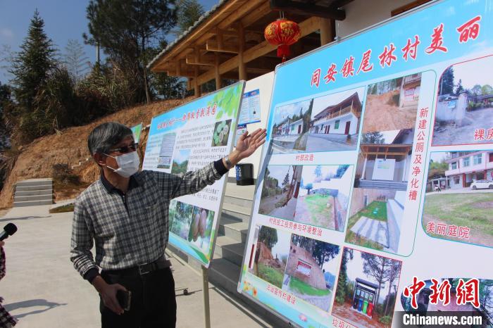 图为马彦彬介绍尾林村、西安村、岚口村美丽乡村建设情况。 受访者供图 摄