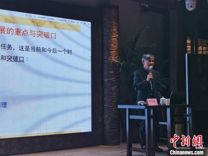 图为马彦彬与在榕台籍教师、医师分享参与乡村振兴经验。 闫旭 摄