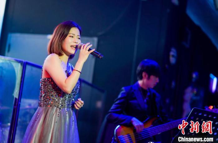 台湾音乐小夫妇:新婚过年回哪边?去大陆!