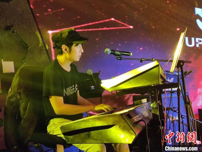 张家豪在演出中。 受访者供图