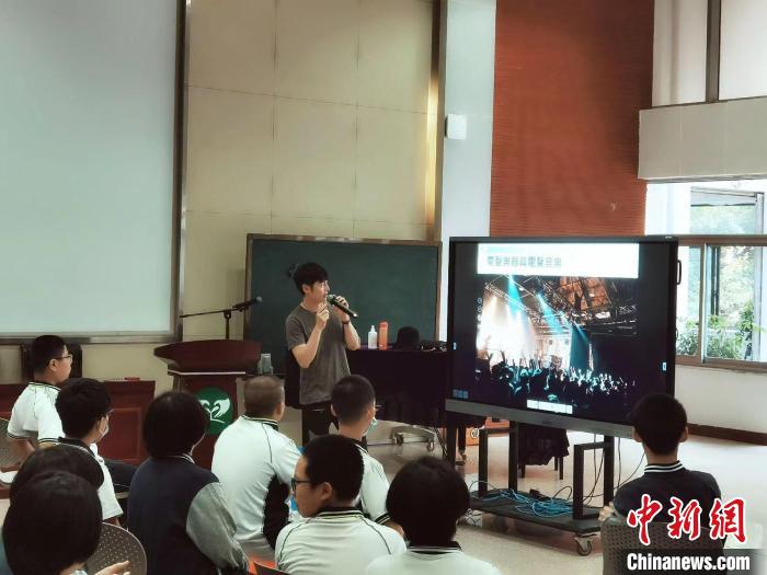 张家豪在福州为孩子们授课。 受访者供图