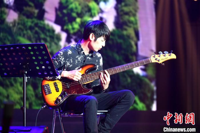 张家豪在福建艺术节闽台青年音乐会上演出。 吕明 摄