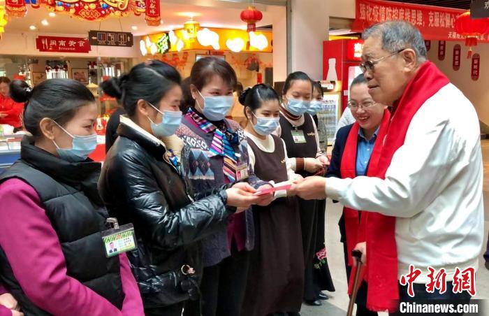 台商李瑞河连续28年在大陆与员工过年:给孕妇员工多发一份红包