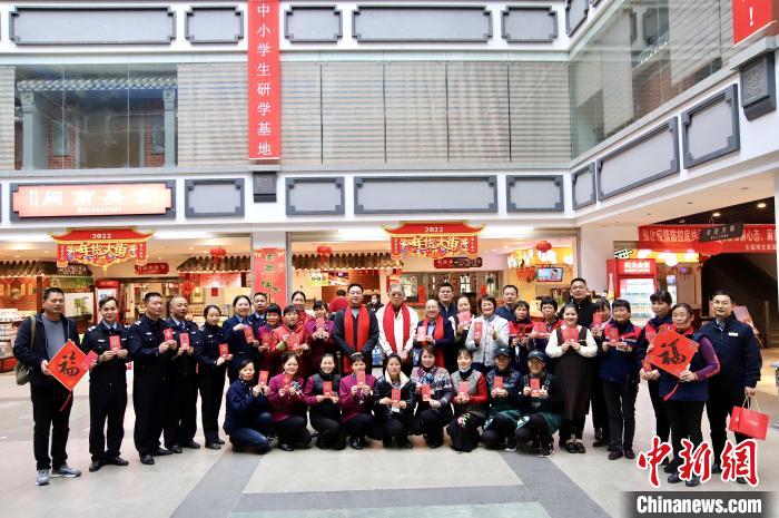 知名台商李瑞河为坚守一线的天福员工送上新年红包和新年礼物,带去新春佳节的问候。 天福集团供图