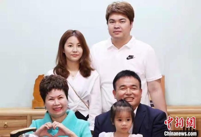 周胜煌一家。 周胜煌供图