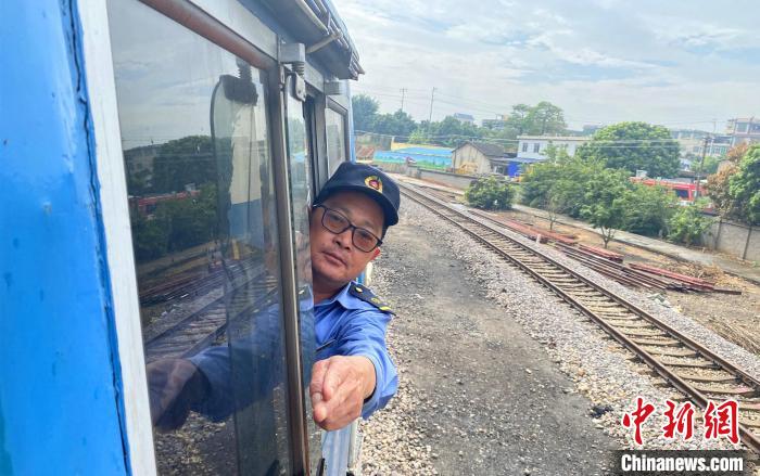 图为何志刚在值乘机车。 孙嘉奎 摄
