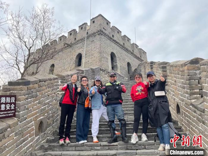 陈文仁在长城与游客合影。 受访者供图