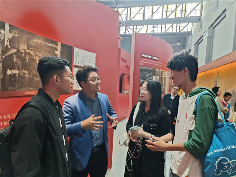 两岸青年在主题展前交流心得。