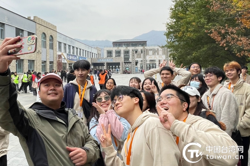 �����������������䣬�ͱ�����ɫ�ﾰ��̨���ǳ�����һ������������