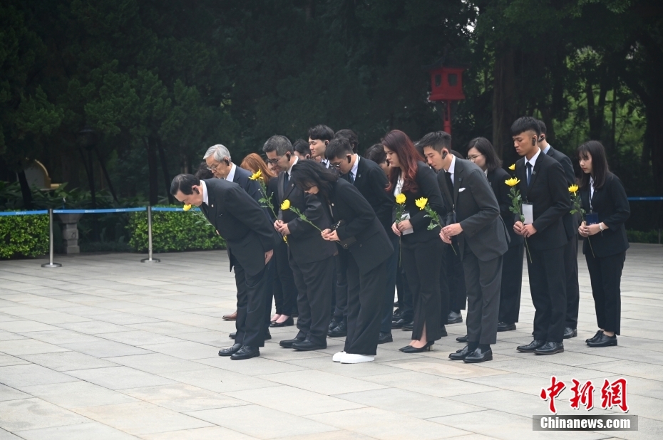 马英九以及台湾青年一行在广州参见黄花岗七十二义士墓