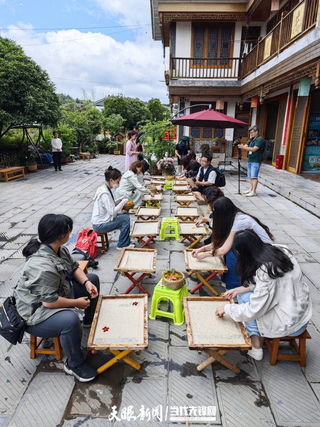 两岸青年们体验古法造纸纸浆压花技艺_副本.jpg