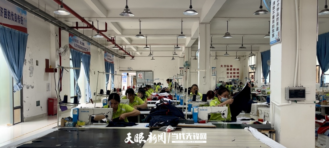 桐梓县蟠龙社区的扶贫车间内,当地居民就地务工。图文工人们正在制衣中.jpg