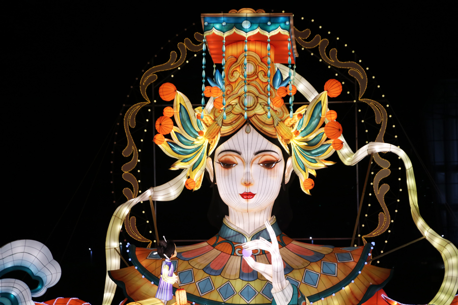 �����桱�����9�ף�����ǰ��һ�Ҿ��������С������ͷվ����һλ���Ÿ��ݴ�ͳ�������������ε�С�����֮������������