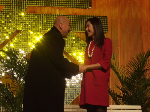 曾黎郭冬临携手春晚小品 向严顺开求教上海话