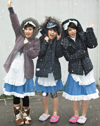 S.H.E�ڱ����Ĺ�棬�캮�ض�����ѩ��Ц