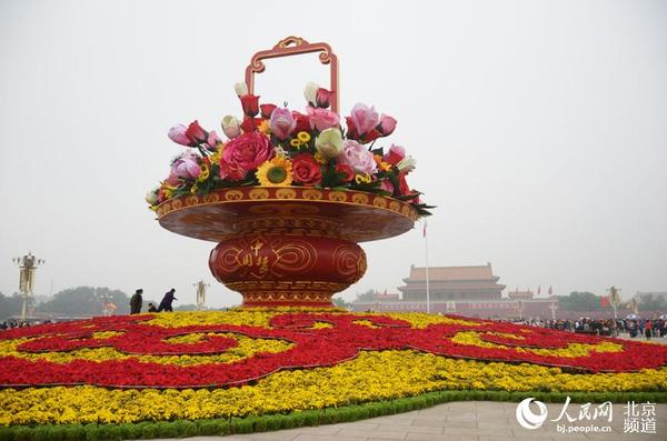 图为25日现场工作人员正在进行紧张的装配。人民网 沈宇波 摄