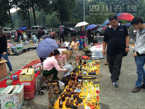 国庆黄金周 成都锦绣工场万人古玩地摊淘宝