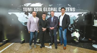 中国工业设计师杨明洁、新加坡的电视与电台主持人Dominic