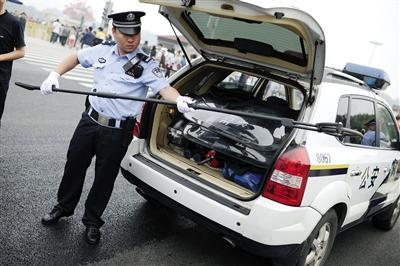 国庆天安门观看升旗超10万人 凌晨3时开放(图) 国庆天安门观看升旗超10万人 凌晨3时开放(图)