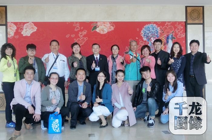 到太平桥街道蓝调社区参访。