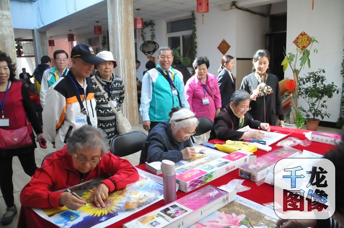 到西罗园第四社区参访。
