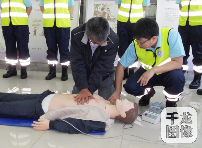 到马家堡街道枫竹苑社区学习急救知识。