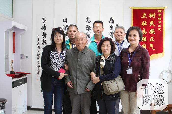 与七七事变亲历者合个影-到宛平城社区参访。