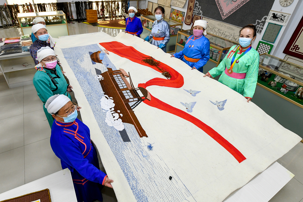 3��4�գ�������������������Ļ��Ų��������ģ�8������չʾ��δ��ɵ���Ʒ��һҶ�촬ӳ���ġ����»������ ���� ��