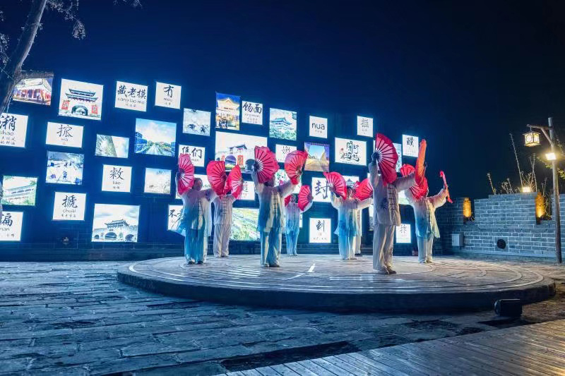 媒体记者赞开封古城墙夜景 宛如时空隧道式“穿越”体验 媒体记者赞开封古城墙夜景 宛如时空隧道式“穿越”体验