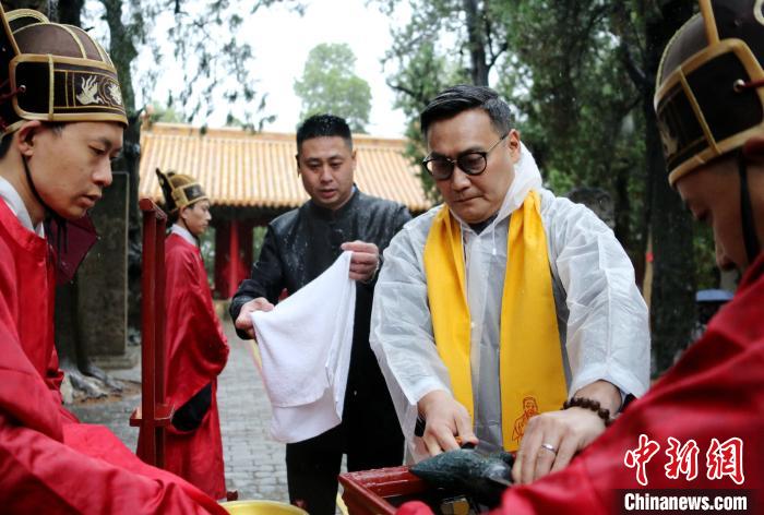 现居台湾的孔子第七十九代嫡长孙、中华大成至圣先师孔子协会会长、至圣孔子基金会会长孔垂长担任主祭官。 沙见龙 摄