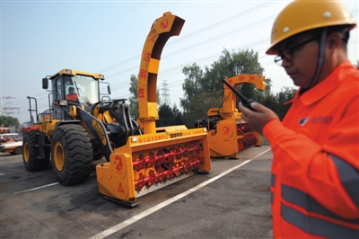 昨日,APEC会议中心,工作人员展示会议期间工作着装。新京报记者 秦斌 摄 昨日,APEC会议中心,工作人员展示会议期间工作着装。新京报记者 秦斌 摄