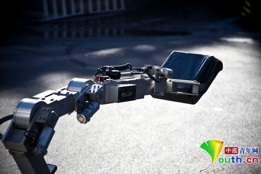 APEC“排爆”机器人 APEC“排爆”机器人