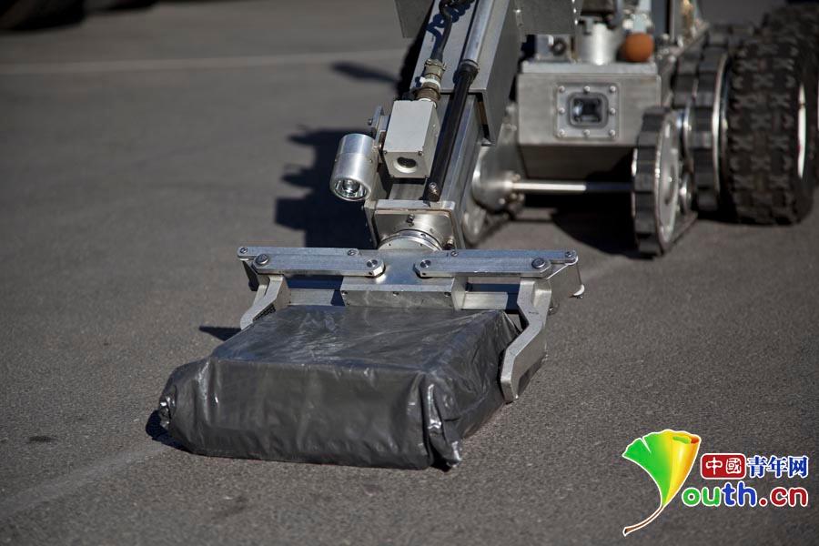 APEC“排爆”机器人 APEC“排爆”机器人