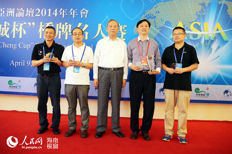 B组冠军与颁奖嘉宾合影 B组冠军与颁奖嘉宾合影