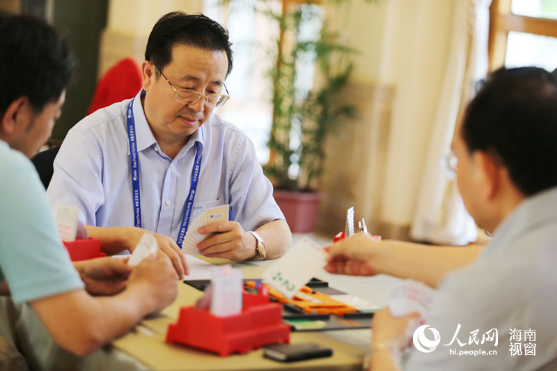 中国桥牌协会副主席范广升在比赛中 中国桥牌协会副主席范广升在比赛中