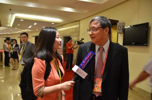 论坛秘书长周文重接受人民网专访(人民网记者 夏晓伦摄)