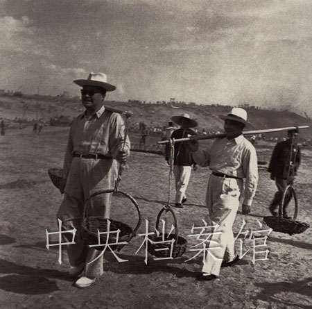 1958�꣬��Сƽ��ʮ����ˮ�⹤�زμ������Ͷ�