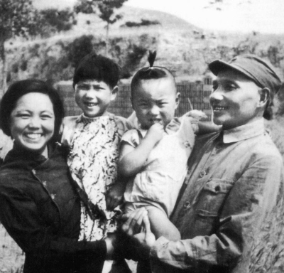 武安期间,邓小平、卓琳夫妇与长女邓林、长子邓朴方合影 武安期间,邓小平、卓琳夫妇与长女邓林、长子邓朴方合影