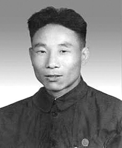 伯父张冠伍工作照