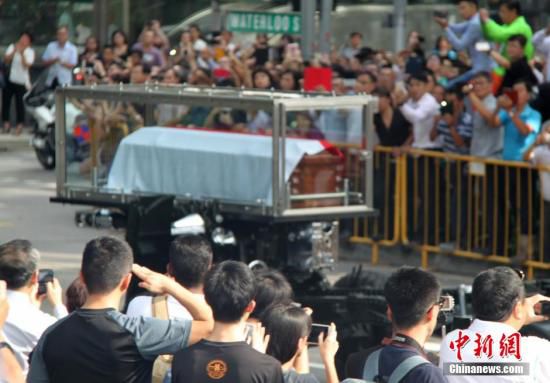 马来总理纳吉布赴新加坡国会大厦 向李光耀致哀