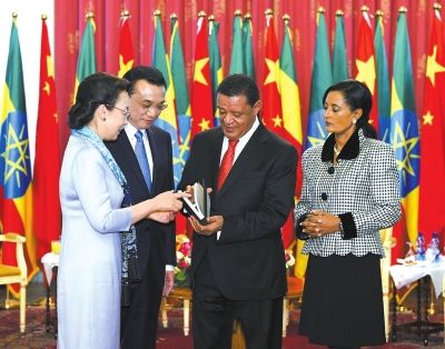 ▲李克强总理与夫人程虹当地时间6日上午同埃塞总统穆拉图夫妇在国家宫会见。会见后,程虹将自己的著作和译著赠送给姆拉图总统夫妇。 图/中国政府网