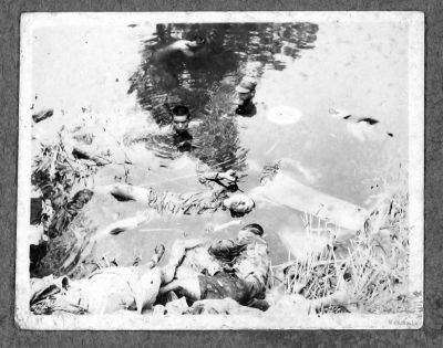 被残杀的中国人尸体漂在水中。 被残杀的中国人尸体漂在水中。