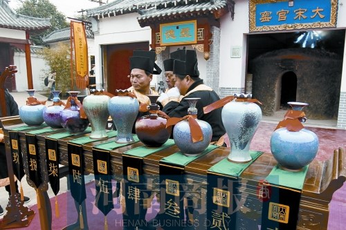 国礼赠嘉宾钧瓷表心意上合国礼揭晓:荷韵瓶、喜瓶