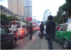 广播电视公益广告文案作品《发展公共交通 倡导低碳出行》